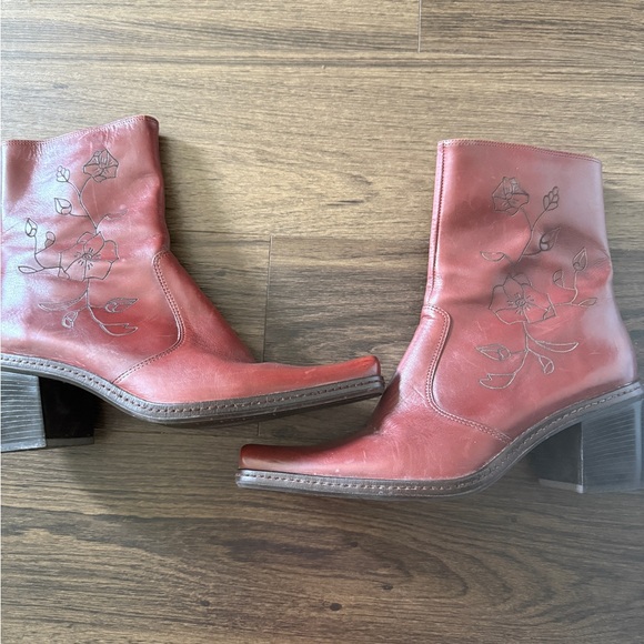 Gianni Bini Red Heeled Boots Sleek Suede Design - Picture 3 of 9